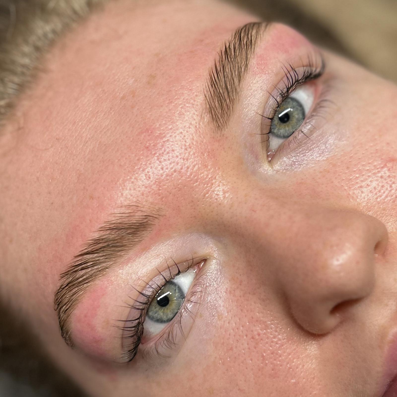 Brow Shaping at Studio Di Maria — Precision mapping and shaping, in progress.
